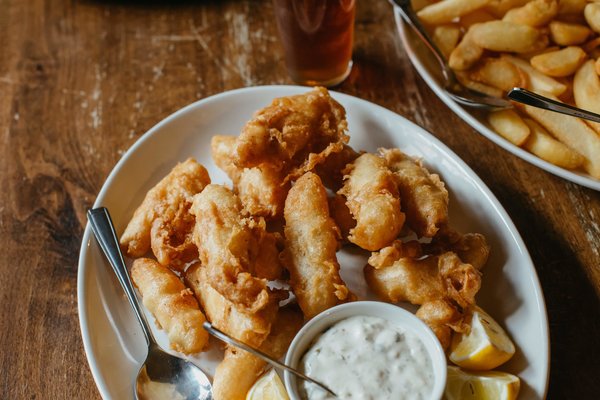 Un plato de pescado y patatas fritas