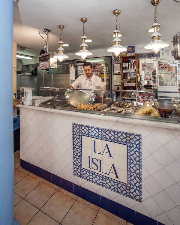 Interior de la freiduría de pescado de Freiduría La Isla en Sevilla