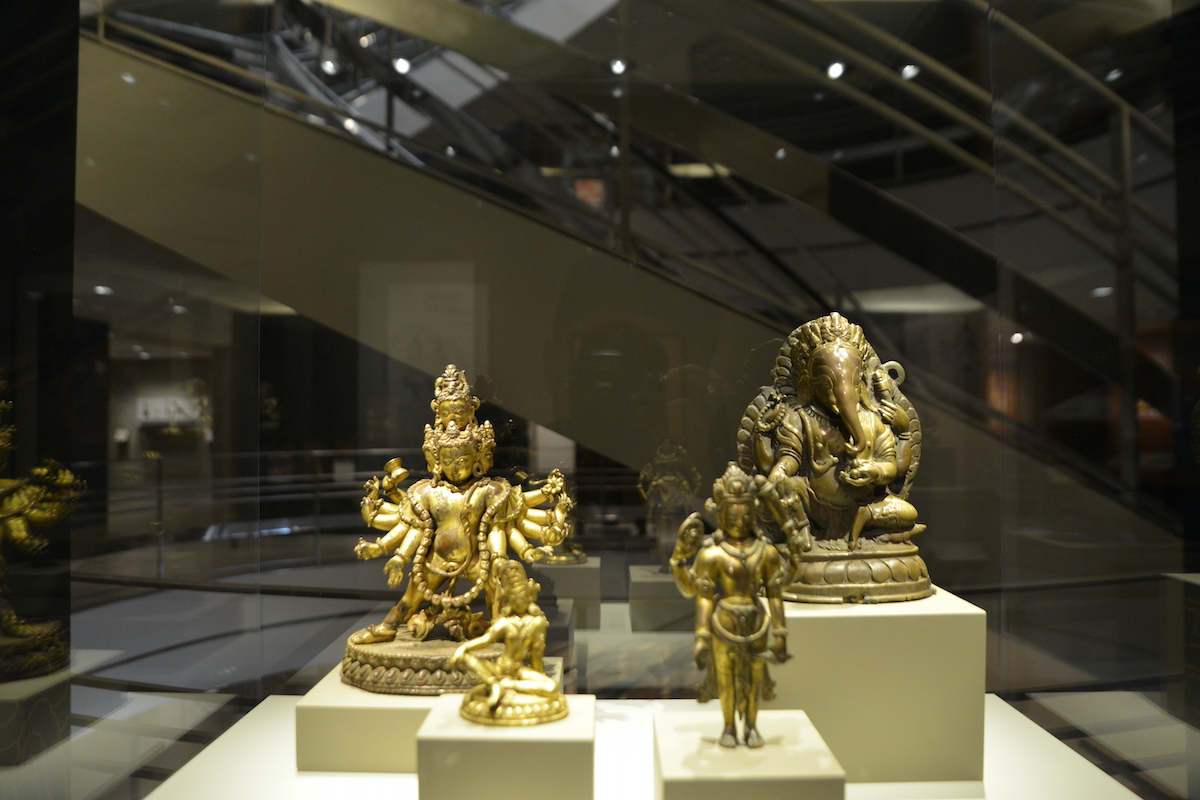 Estatuas budistas de oro en exhibición en un museo