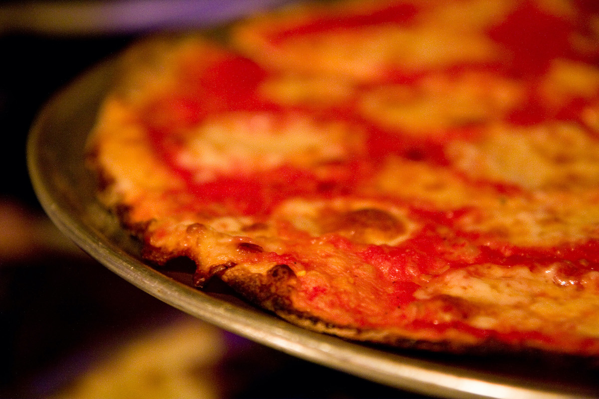 Cierra la pizza de queso de masa fina.