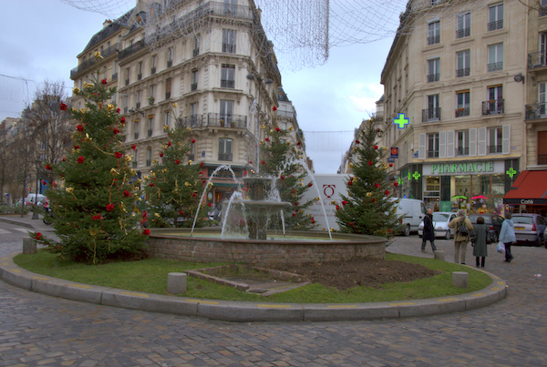 Adornos navideños en la rue Moufetard de París