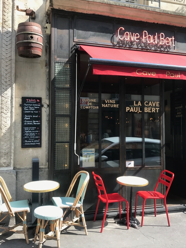 Si está buscando un bistró francés atemporal en la Rue Paul Bert de París, La Cave lo está llamando.