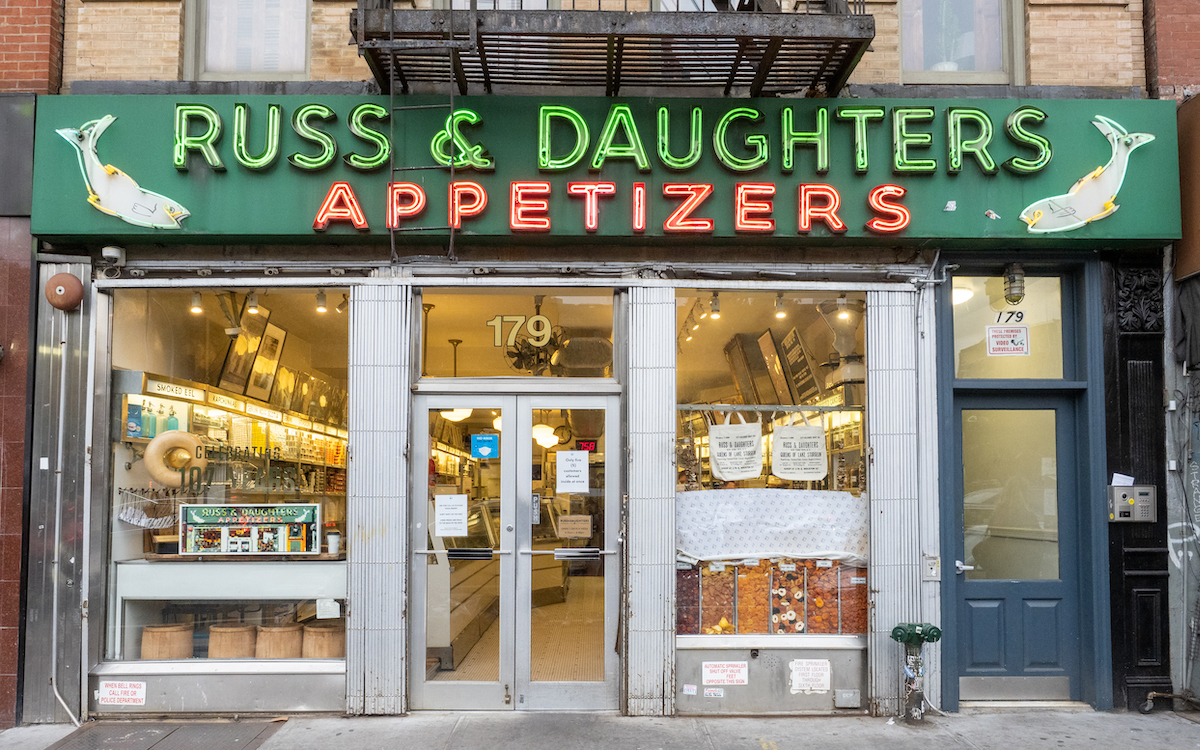 La fachada de la tienda de delicatessen Russ & Daughters en Nueva York con un cartel verde y rojo encima de la puerta.