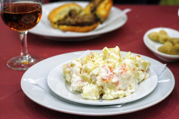 Ensaladilla rusa en un bar de tapas de Sevilla