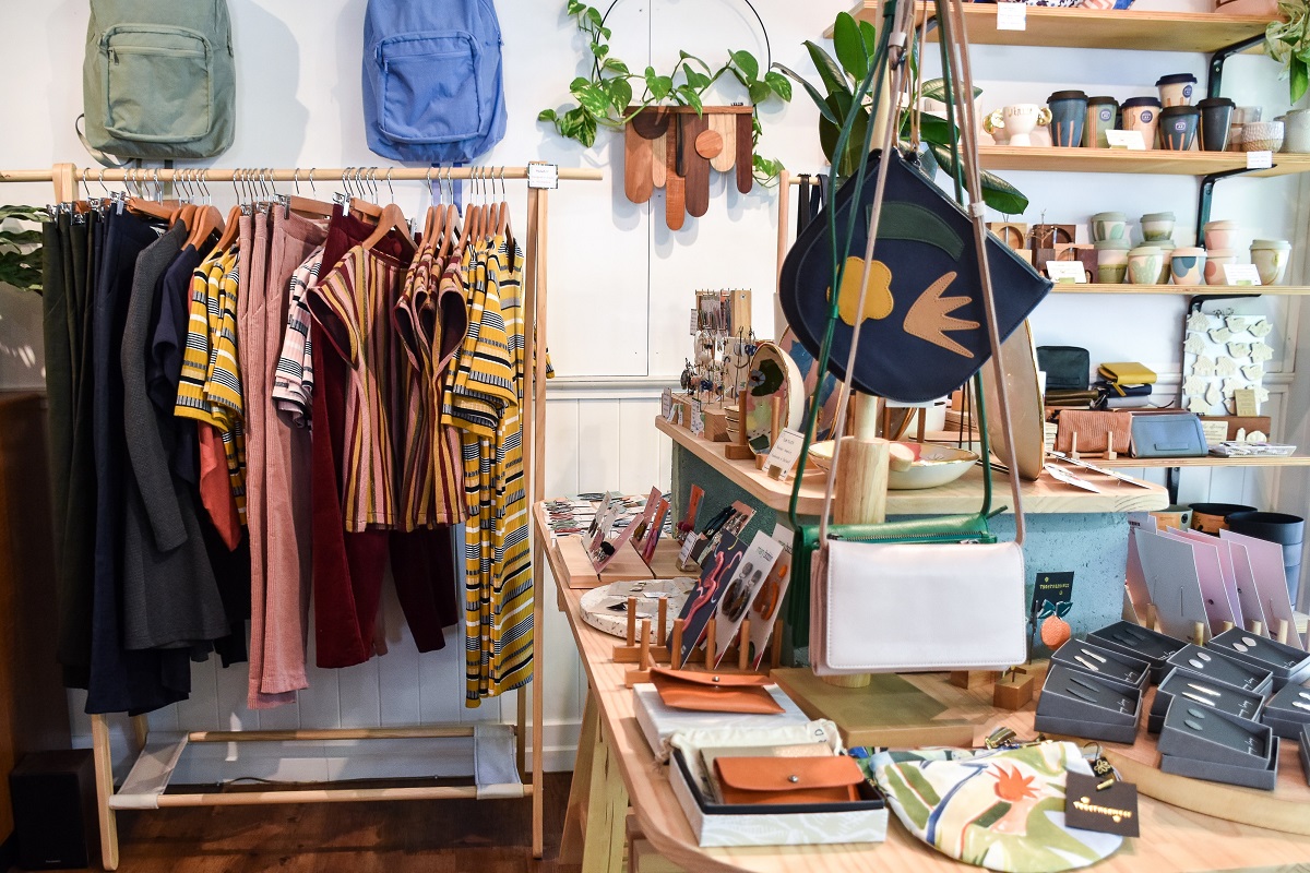 Tienda con ropa y accesorios en muchos colores.