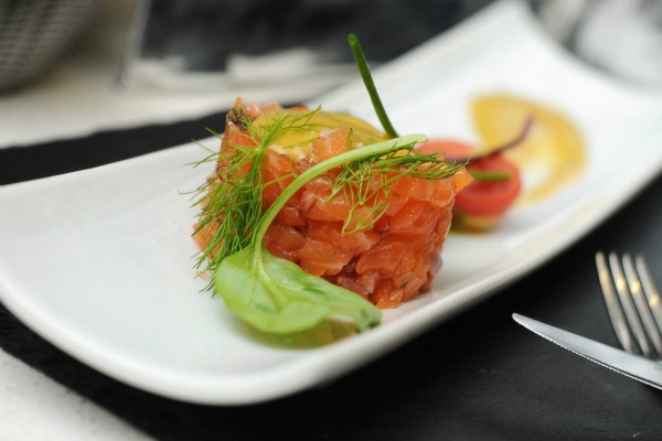 El delicioso tartar de salmón de La Azotea, muy bien presentado y lleno de sabor, es uno de los platos estrella del restaurante. ¿No sabes dónde comer en Sevilla? ¡La Azotea es una gran elección!