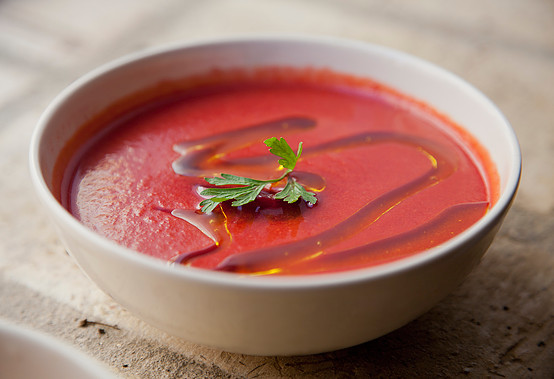 Delicioso salmorejo de remolacha, un giro único en la sopa cordobesa a base de tomate en Arte y Sabor, uno de los restaurantes de cocina abierta todo el día de Sevilla