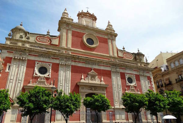 Mientras pasas 7 días en Sevilla, no olvides la hermosa Iglesia de El Salvador. ¡Tu entrada a la catedral te puede permitir entrar!
