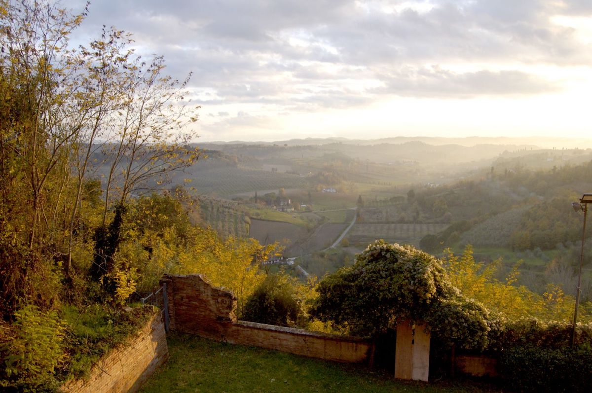 Una vista del campo fuera de San Miniato, Italia