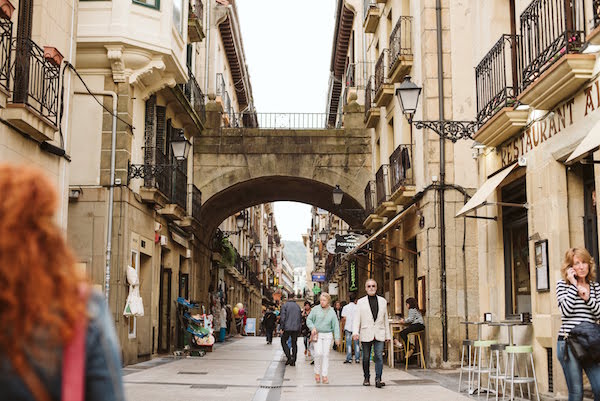 Comience sus 10 días en San Sebastián conociendo su vecindario, ¡luego únase a nosotros en un tour de pintxos!