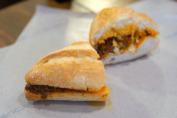 Primera parada de nuestro tour gastronómico en El Raval: ¡Bar Fidel para unos deliciosos bocadillos!