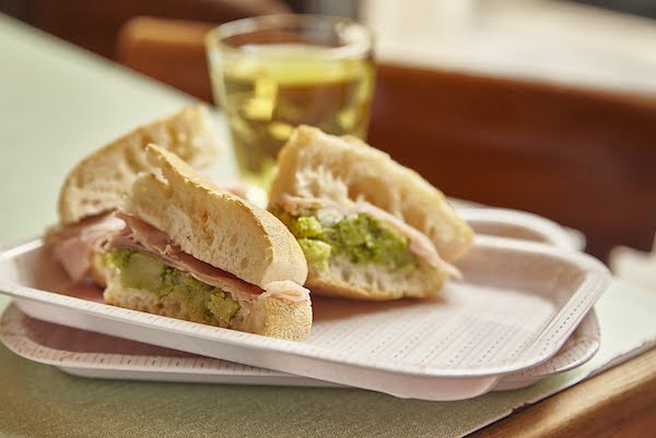 Sándwiches y vino casero