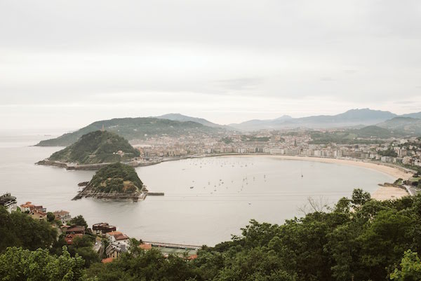 ¡Una de las cosas más singulares que puedes hacer en tus vacaciones familiares en España es visitar la isla de Santa Clara en San Sebastián!