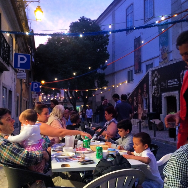 Las sardinas son el plato fuerte de la fiesta de los Santos Populares en Lisboa, donde comerlas es una experiencia completa en sí misma.