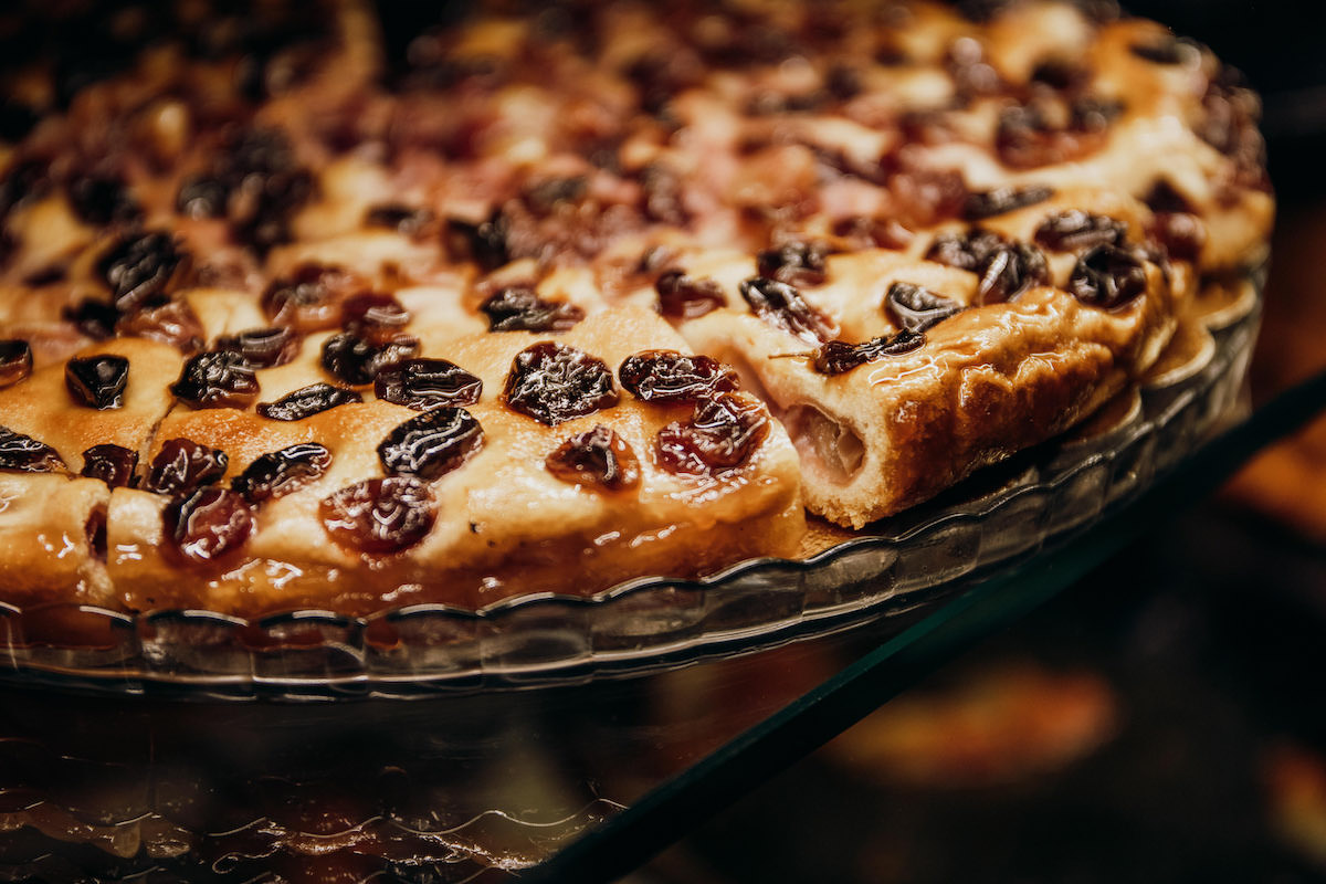 Focaccia al estilo toscano cubierta con tomates cherry asados