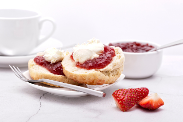 Scones con nata y mermelada
