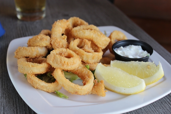 Uno de nuestros platos favoritos de verano en Italia son los calamares fritos. Consulta el resto de nuestra guía de comida de temporada en Roma.