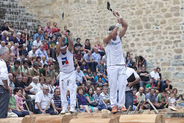 Si vas a celebrar la Semana Grande en San Sebastián, seguro que no te puedes perder los increíbles eventos de atletismo tradicional vasco que tienen lugar a lo largo de la semana.