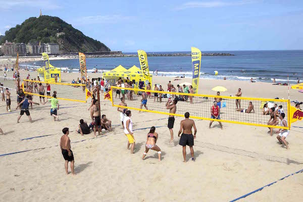Los eventos deportivos y deportivos, como este torneo de voley playa, son parte importante de las fiestas de la Semana Grande donostiarra.