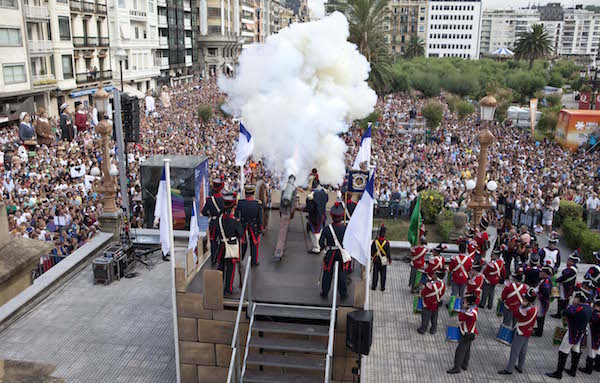 La Semana Grande de San Sebastián comienza oficialmente con el disparo de cañonazos en los jardines de Alderdi Eder la primera tarde de la semana.