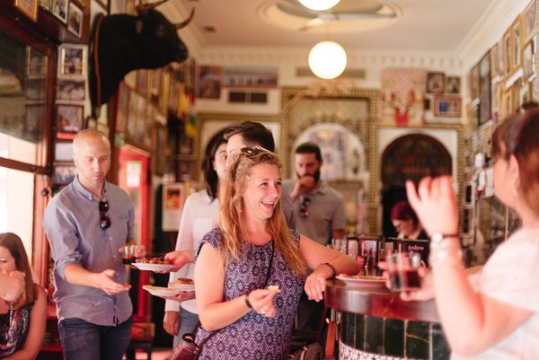 Personas tomando bebidas en un bar de tapas de Sevilla