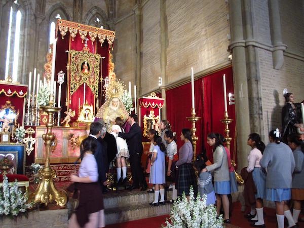 Besar las manos de la Virgen María durante la Cuaresma
