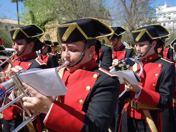 Una banda de música en la procesión de Semana Santa en Sevilla