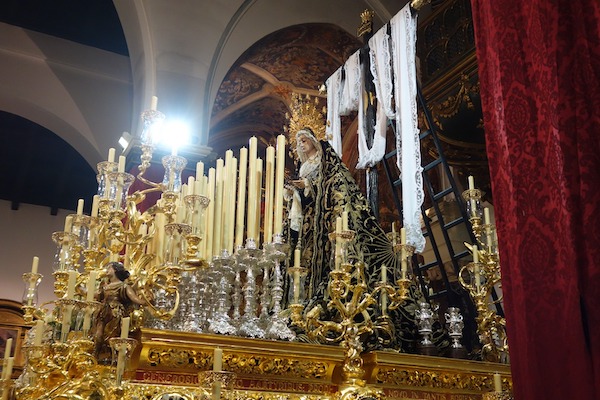 Baños de Semana Santa en una iglesia de Sevilla