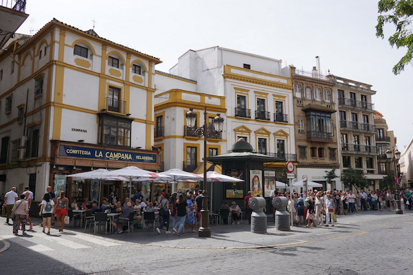 Número uno en nuestra lista de cosas que debe saber antes de viajar a Sevilla: ¡la época del año puede marcar la diferencia! La primavera es perfecta para pasar los días soleados disfrutando de unas copas al aire libre en la terraza.