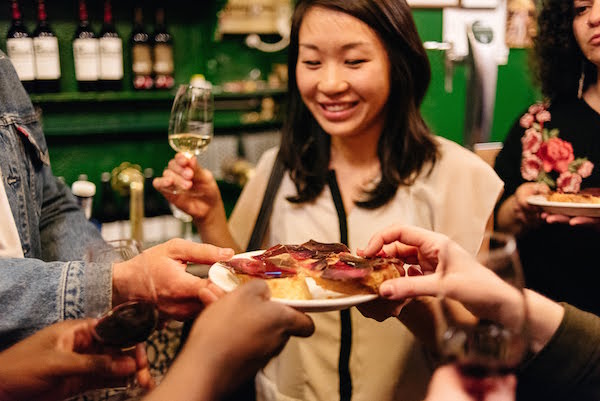 Puede que seamos parciales, ¡pero un tour gastronómico para tu despedida de soltera en Barcelona es increíble!