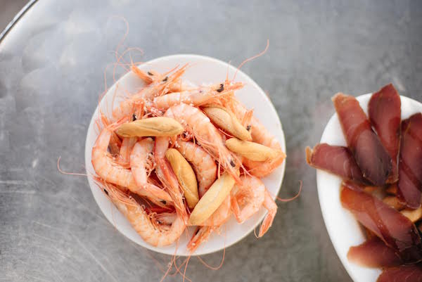 Marisquería Casa Vicente es uno de los mejores bares de tapas de Málaga para disfrutar del marisco fresco, como sus famosas gambas.