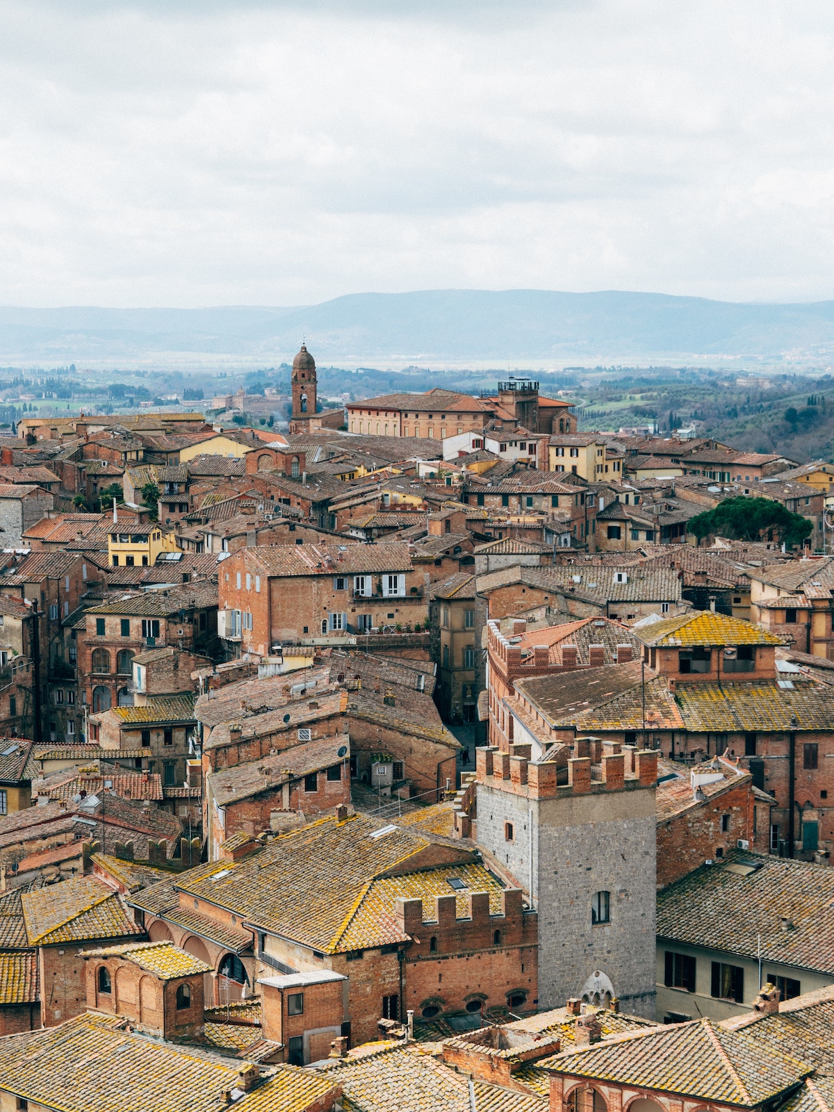 Fotografía cenital de una ciudad medieval en la Toscana, Italia