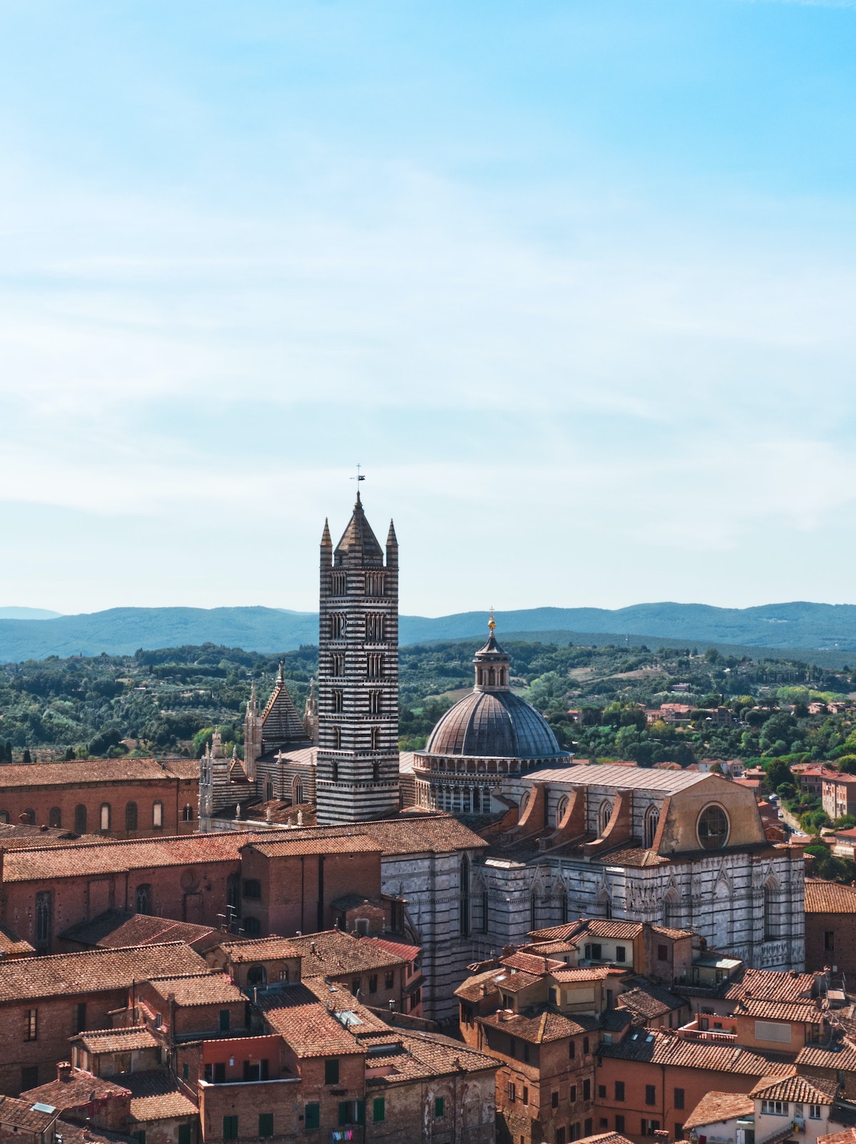 Fotografía aérea de Siena, Italia, con su catedral y campanario bien visibles