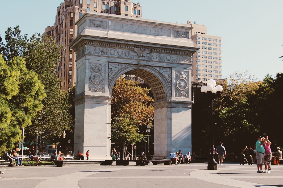 Arco de piedra icónico en Washington Square Park, uno de los mejores parques de Nueva York