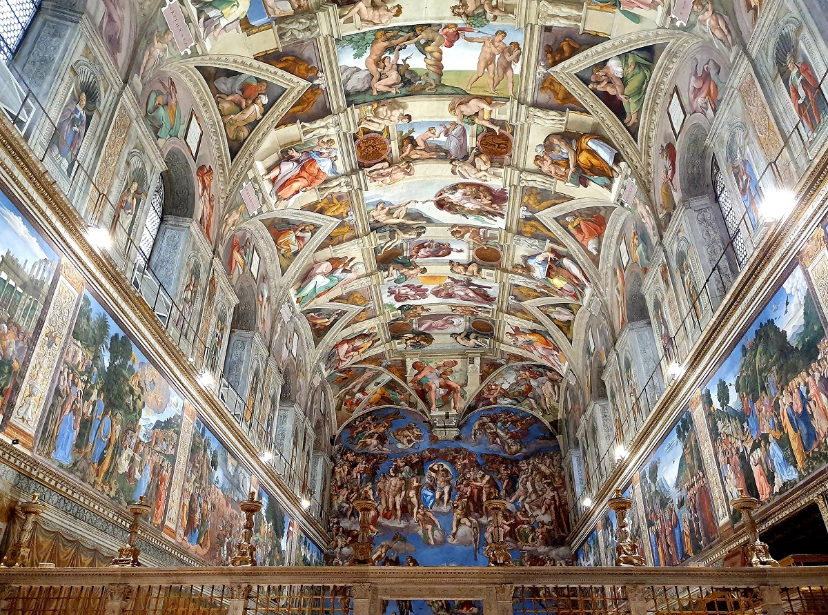 La mitología griega y romana se mezcla con historias del Antiguo Testamento en la famosa Capilla Sixtina.