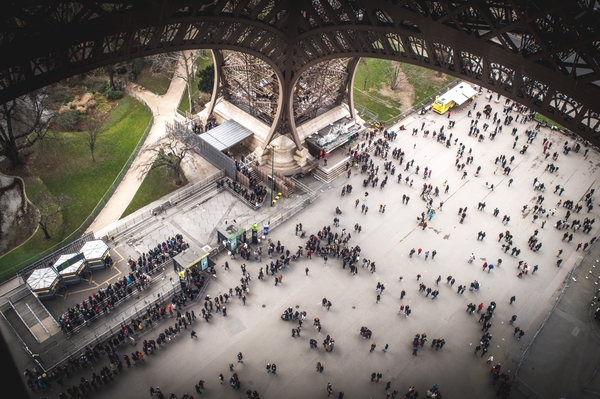 Sáltate la cola en el monumento más famoso de París subiendo las escaleras de la Torre Eiffel.
