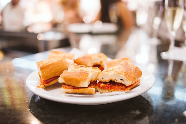 Creemos que estarás de acuerdo: nuestra experiencia Taste & Traditions es uno de los mejores tours gastronómicos para niños de Barcelona. Ofrecemos bocadillos aptos para niños en cada parada