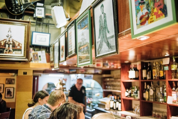 A la hora de comer fuera viajando solo por Barcelona, ​​sentarse en la barra puede ser una opción más cómoda.