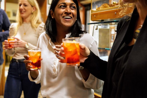 Un grupo bebiendo Aperol spritzes en un bar de Roma