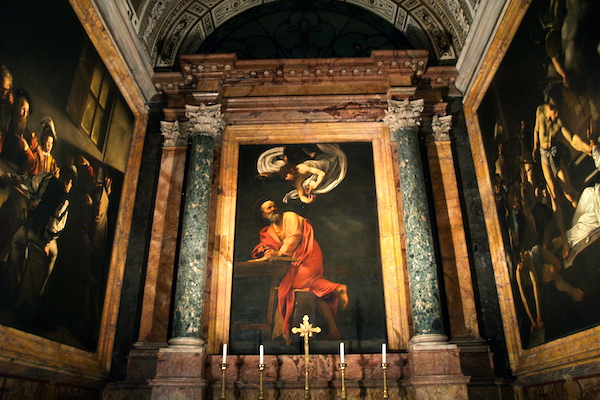 Tres de las pinturas de Caravaggio que representan la vida de San Mateo en la iglesia de San Luigi dei Francesi en Roma.