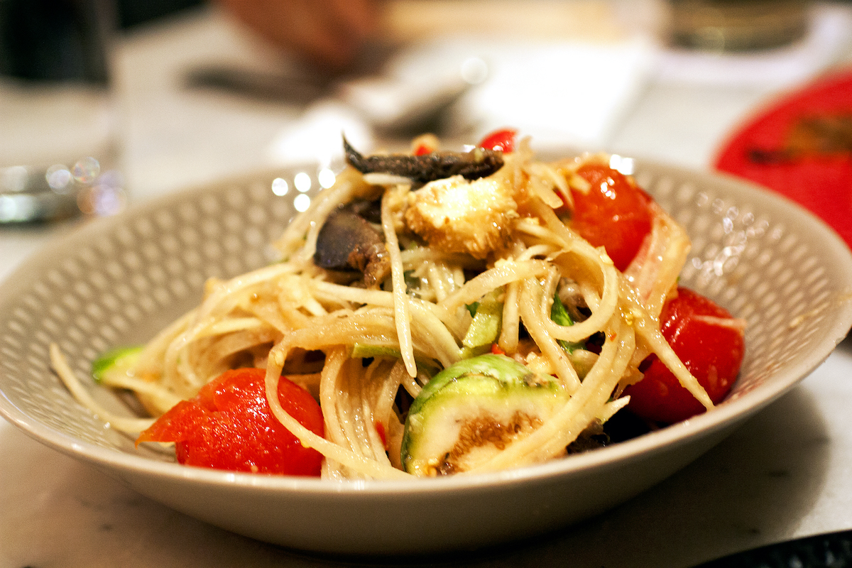 Ensalada de papaya tailandesa con fideos y cangrejo