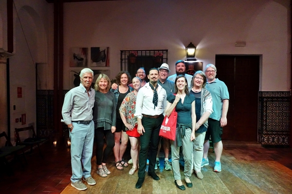 Un grupo en nuestro Tapas & Flamenco Tour con uno de los artistas