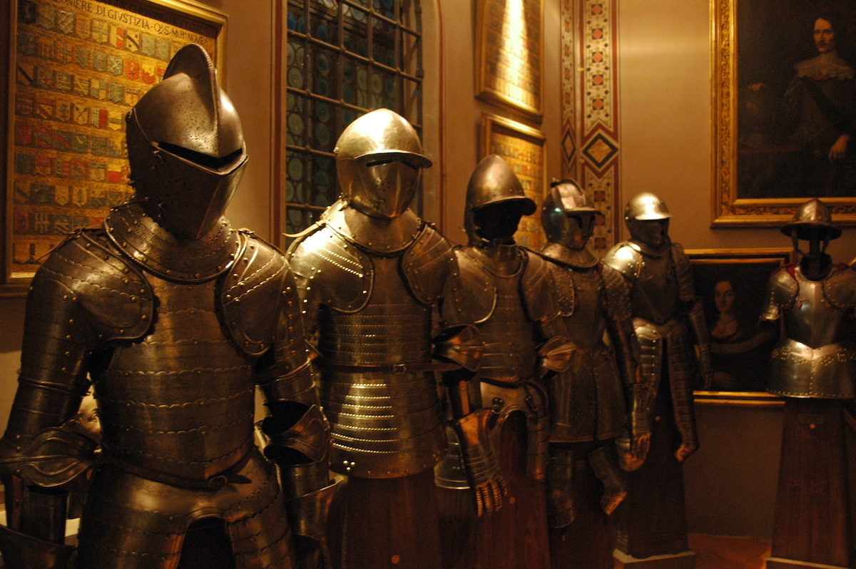 Seis armaduras en exhibición en un museo