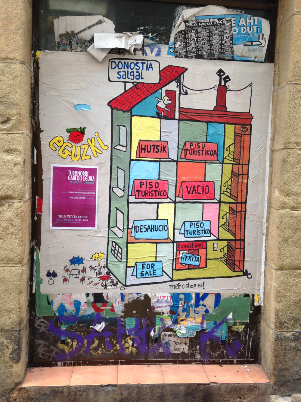 Gran parte del arte callejero en San Sebastián tiene elementos políticos, como esta pieza que expresa la frustración por el problema del turismo de masas.