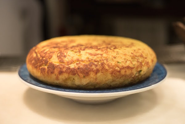 Una de nuestras comidas callejeras favoritas en Barcelona es un clásico: la tortilla de patatas.
