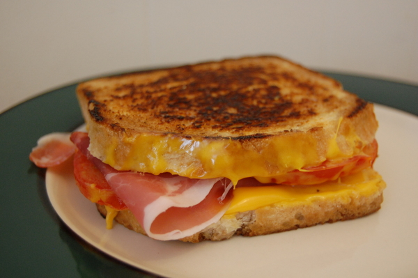 Una de tus opciones favoritas de comida callejera en Barcelona es el biquini, una versión local del clásico bocadillo de jamón y queso.
