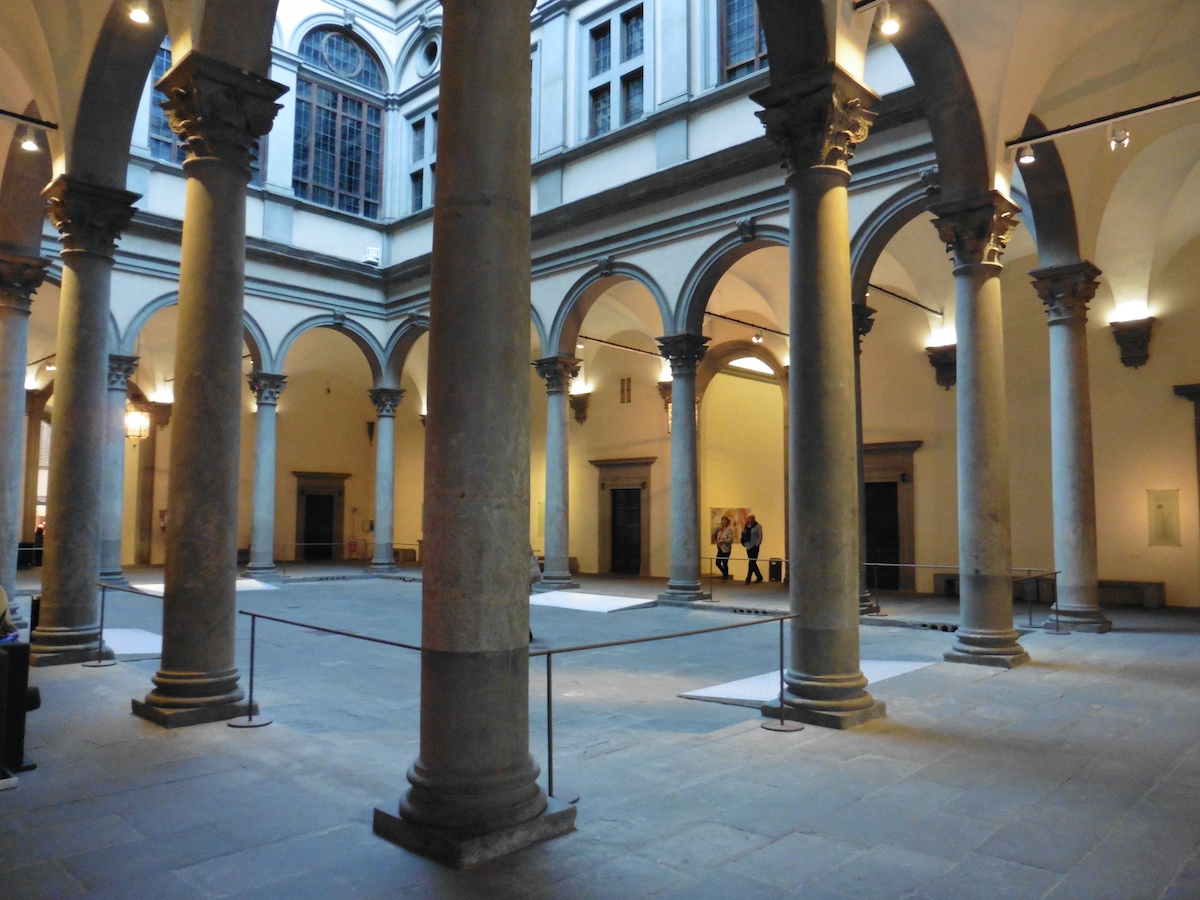 Un patio interior arqueado rodeado de columnas.
