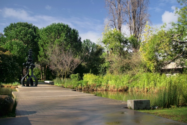 Árboles y lagos en los jardines de la Fundación Gulbenkian, uno de los lugares de visita obligada de un domingo en Lisboa