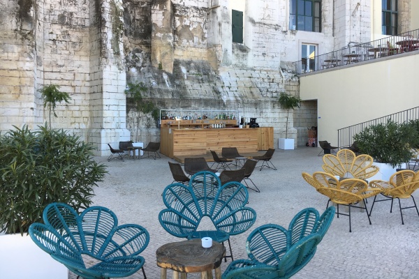 TOPO Chiado junto a las ruinas de la iglesia de Carmo es un gran lugar para tomar una copa un domingo en Lisboa