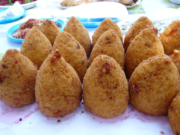 Arancini en forma de cono (croquetas fritas) del este de Sicilia